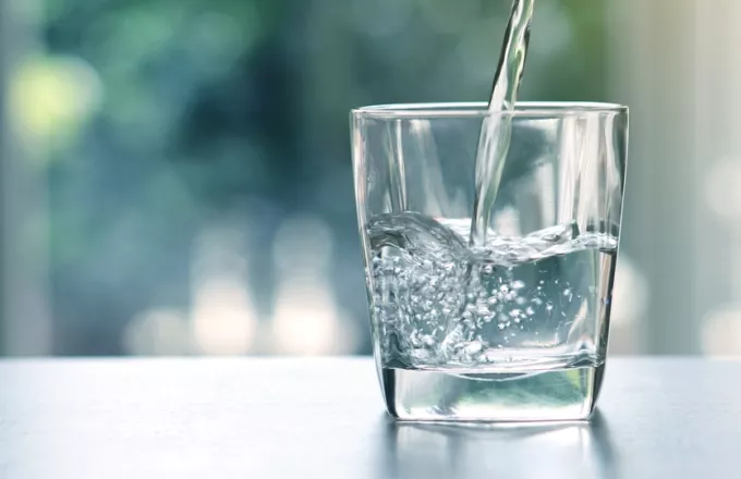 Tα 5 tips για να συνηθίσεις να πίνεις περισσότερο νερό μέσα στη μέρα