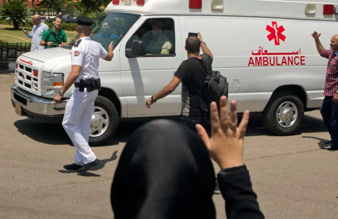Τραγωδία στην Αίγυπτο: Επτά νεκροί σε σύγκρουση λεωφορείου με ΙΧ 
