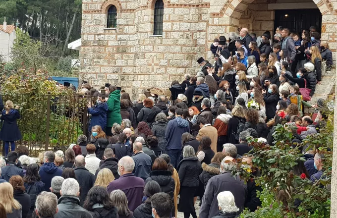 Επικίνδυνες εικόνες συνωστισμού σε κηδεία Αρχιμανδρίτη: Χωρίς μάσκες και αποστάσεις  