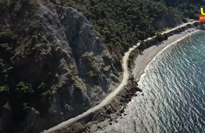 Προσοχή Βρέχει Βράχους! Ο ριψοκίνδυνος δρόμος της Αττικής που τον διασχίζεις κοιτώντας ψηλά (vid)