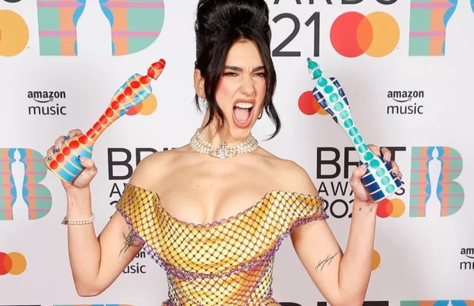Τρέλανε κόσμο η Dua Lipa - Με μίνι και ζαρτιέρες στα Brit Awards (pics)