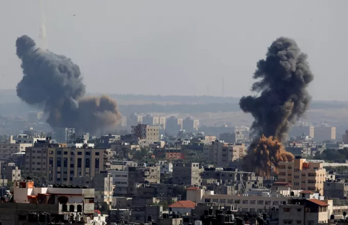 Το Ισραήλ σφυροκοπά τη Γάζα - Κατέρρευσε κτίριο 13 ορόφων (vid)