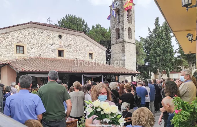 Θρήνος στην κηδεία της 14χρονης στη Θεσσαλονίκη - τα «γιατί» για τον άδικο χαμό της