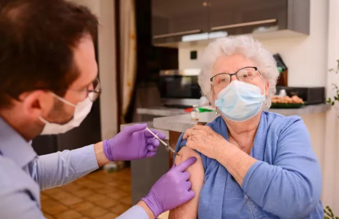 Δήμος Αθηναίων: Κατ’ οίκον εμβολιασμοί από 2 Αυγούστου - Ποιους αφορά