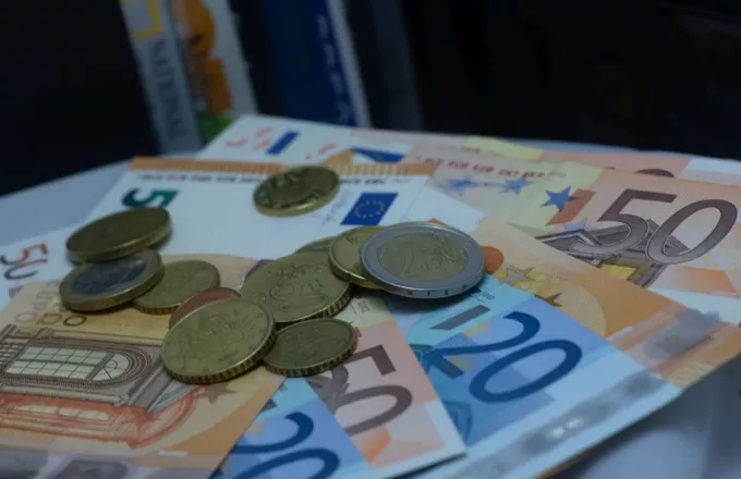 Οι Έλληνες ξοδεύουν σαν να μην υπάρχει αύριο με χρήματα που δεν δηλώνουν 