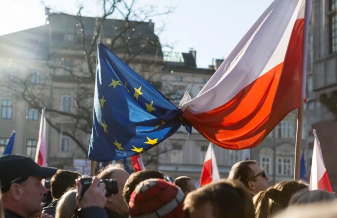 Πολωνία: Η απαγόρευση στις εισαγωγές ουκρανικών σιτηρών και τροφίμων θα ισχύσει και για τη διαμετακόμισή τους