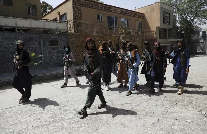 Αφγανιστάν: Τρόμος και αγωνία για τις γυναίκες - Περιπολίες Ταλιμπάν με τουφέκι στον ώμο