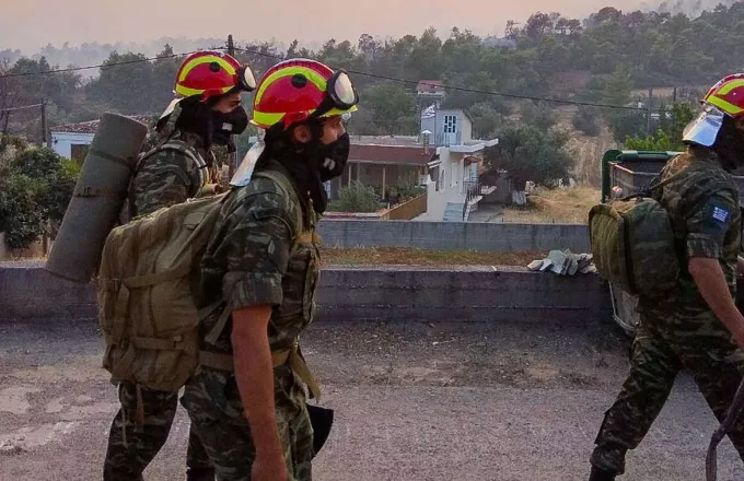 Οι Ένοπλες Δυνάμεις στα μέτωπα των πυρκαγιών - Περιπολίες και με drones 