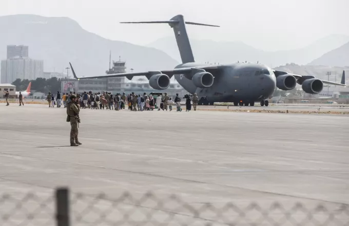 Αφγανιστάν: Άνοιξε το αεροδρόμιο της Καμπούλ για αποστολή βοήθειας- Σύντομα και πολιτικές πτήσεις