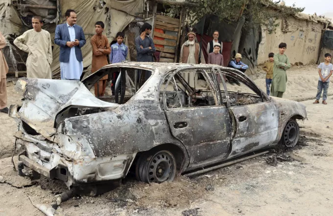 Καμένο αμάξι στην Καμπούλ