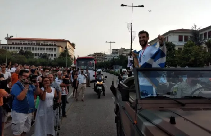 Ιωάννινα: Υποδοχή ήρωα για τον «χρυσό» Στέφανο Ντούσκο- Με στρατιωτικό τζιπ η μεταφορά του (pics.)