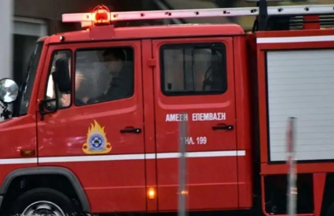 Φωτιά σε έκθεση αυτοκινήτων στην Αχαρνών - Απομακρύνθηκαν προληπτικά ένοικοι πολυκατοικίας