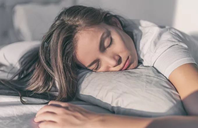 5 τρόποι να αλλάξεις τη ρουτίνα του ύπνου σου και να γίνεις «πρωινός τύπος»