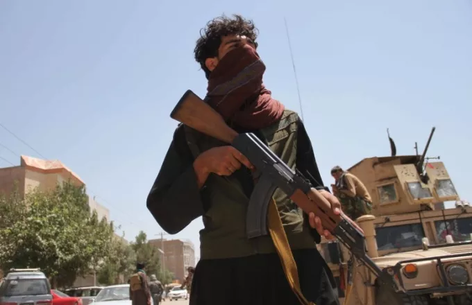 Οι Ταλιμπάν επιδεικνύουν στην Κανταχάρ τα αμερικανικά ελικόπτερα του αφγανικού στρατού που κατέσχεσαν