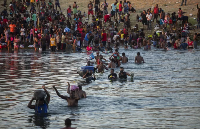 ΗΠΑ: Σοκ με φωτογραφίες από έφιππους συνοριοφύλακες που κυνηγούν Αϊτινούς μετανάστες 
