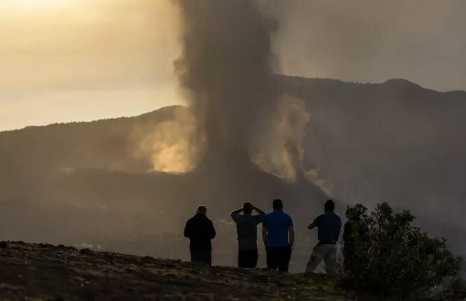 Ισπανία-ηφαίστειο: Η στάχτη έχει «κυριολεκτικά» καλύψει ολόκληρα σπίτια και εξακολουθεί να πέφτει (Vid)