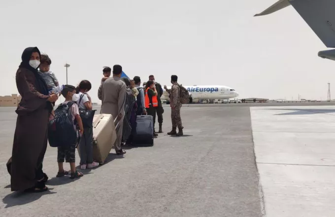 Οι Ταλιμπάν απαγορεύουν στις γυναίκες να... ταξιδεύουν μόνες τους με αεροπλάνο