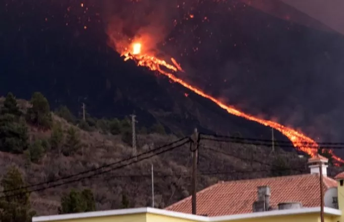 Ισπανία: Η λάβα στη Λα Πάλμα κατατρώει εργοστάσιο τσιμέντου -Σε καραντίνα 3.000 κάτοικοι