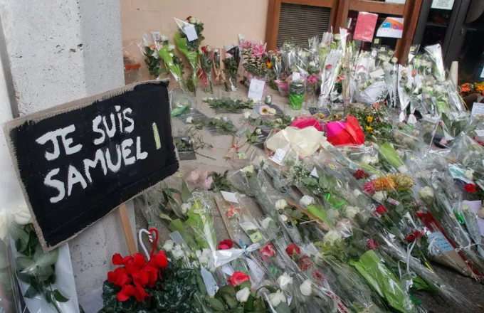 Γαλλία: Φόρος τιμής στον εκπαιδευτικό που αποκεφαλίστηκε για τα σκίτσα του Μωάμεθ 