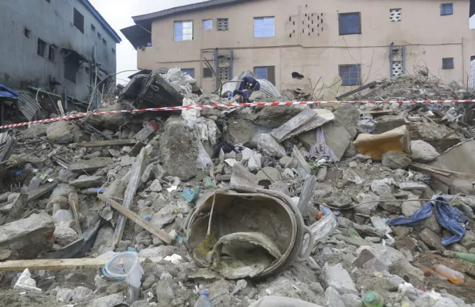 Νιγηρία: Κατέρρευσε ουρανοξύστης -Άνθρωποι έχουν παγιδευτεί στα συντρίμμια 