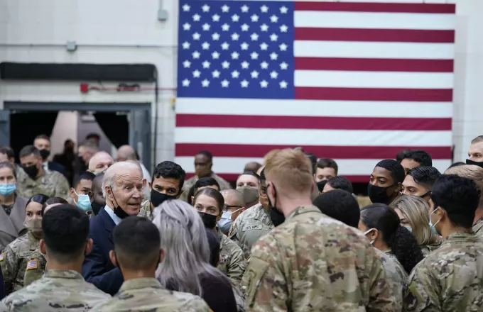 ΗΠΑ: Οι Μπάιντεν επισκέφθηκαν τη στρατιωτική βάση στο Φορτ Μπραγκ για την Ημέρα των Ευχαριστιών