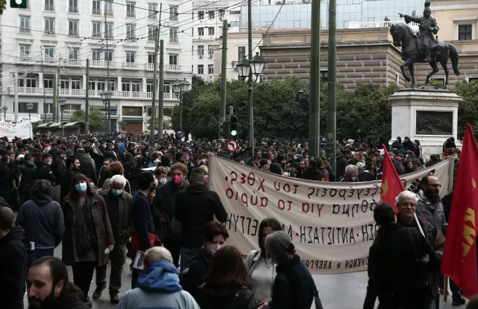 Πολυτεχνείο: Σε εξέλιξη η πορεία για την 48η επέτειο - «Αστακός» η Αθήνα με 6.000 αστυνομικούς