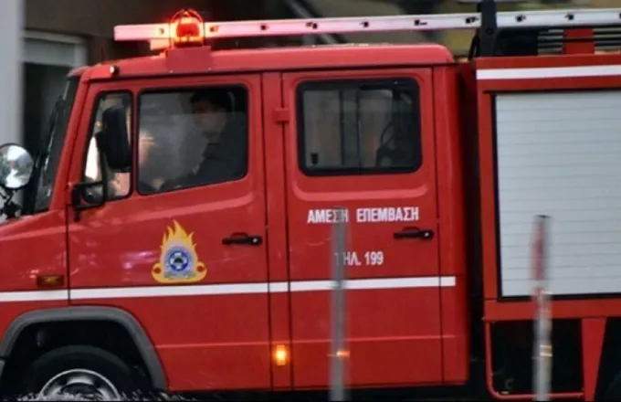 Επιχειρούν 6 πυροσβέστες με 2 οχήματα