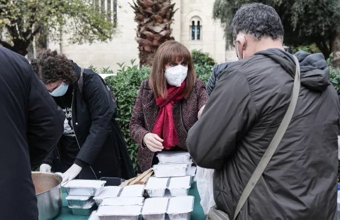 Η Κατερίνα Σακελλαροπούλου μοίρασε φαγητό μαζί με την κοινωνική κουζίνα «Ο Άλλος Άνθρωπος»