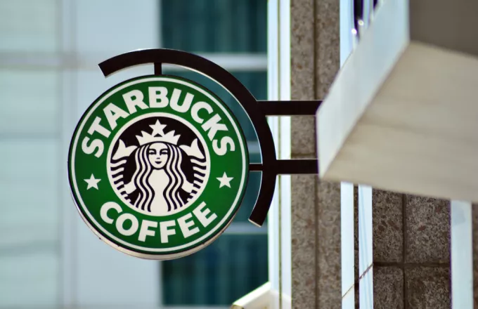 Και η Starbucks κατεβάζει «ρολά» στη Ρωσία 