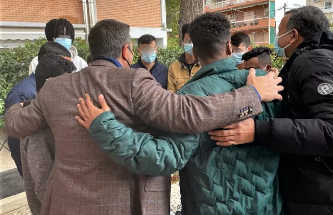 Χαλάνδρι: Δώρα σε ανήλικα προσφυγόπουλα μοίρασε ο Αλέξης Τσίπρας