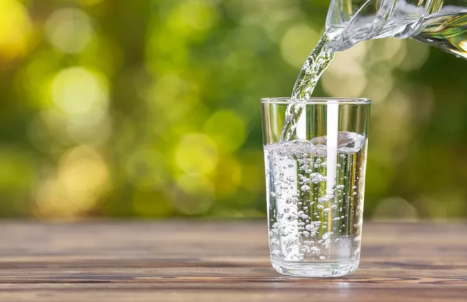 Λεμόνι ή lime; Οι ειδικοί προτείνουν με ποιο εσπεριδοειδές να αρωματίσεις το νερό σου