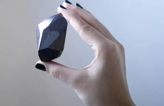 «Αίνιγμα»: Το μεγαλύτερο «εξωγήινο» φυσικό μαύρο διαμάντι στον κόσμο πουλήθηκε για 3,75 εκατ. ευρώ