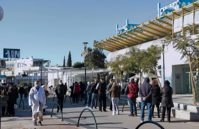 Μεγάλες ουρές και σήμερα για τεστ κορωνοϊού