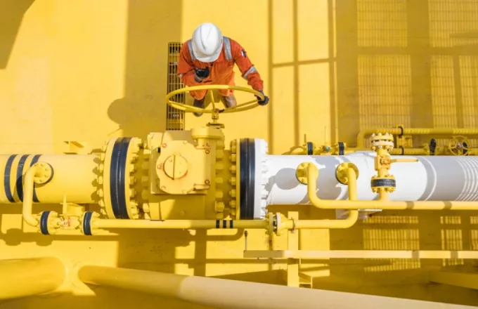 Εργάτης σε αγωγό φυσικού αερίου 