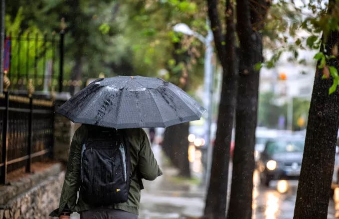 «Μας τα χαλάει» ο καιρός την Τσικνοπέμπτη: Πού θα έχει βροχές και καταιγίδες