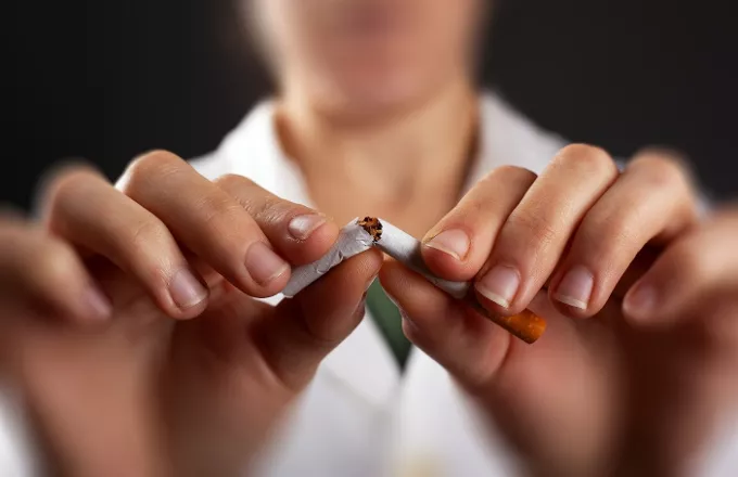 Βρετανία: Ο Σούνακ θέλει να απαγορεύσει το τσιγάρο στις νεότερες γενιές