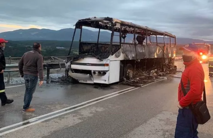 Φωτιά σε σχολικό λεωφορείο στην Αχαΐα-Καταστράφηκε ολοσχερώς