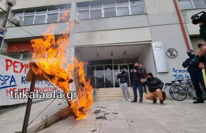 Αγρότες στα Τρίκαλα έκαψαν  λογαριασμούς ρεύματος -Δείτε το βίντεο