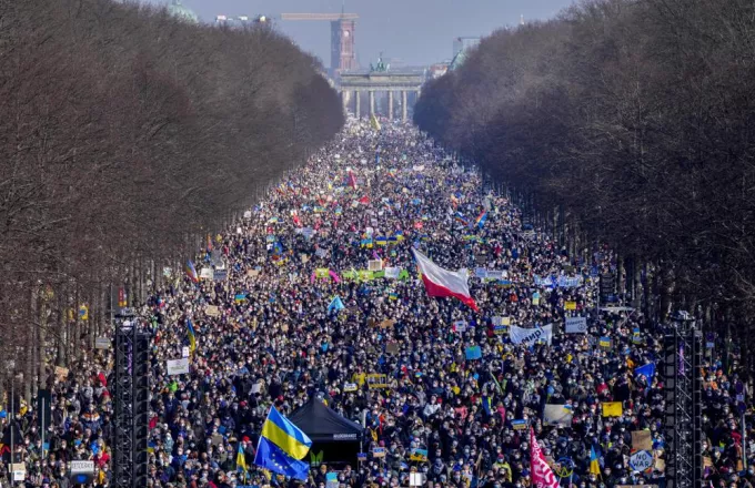 Βερολίνο: Λαοθάλασσα κατά της ρωσικής εισβολής στην Ουκρανία - Πάνω από 100.000 διαδηλωτές -Δείτε βίντεο