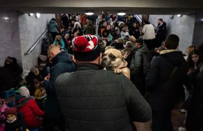Συγκλονίζουν οι εικόνες Ουκρανών που πέρασαν τη νύχτα σε σταθμούς του Μετρό