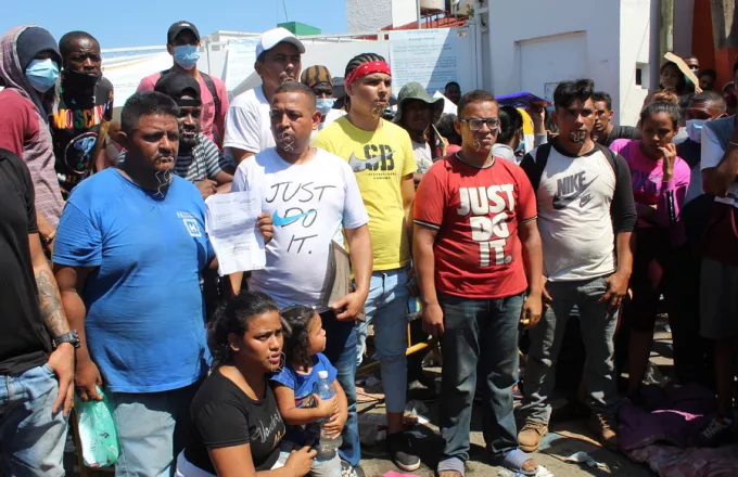 Δραματική διαμαρτυρία στο Μεξικό με μετανάστες να ράβουν τα στόματά τους - Δείτε φωτογραφίες
