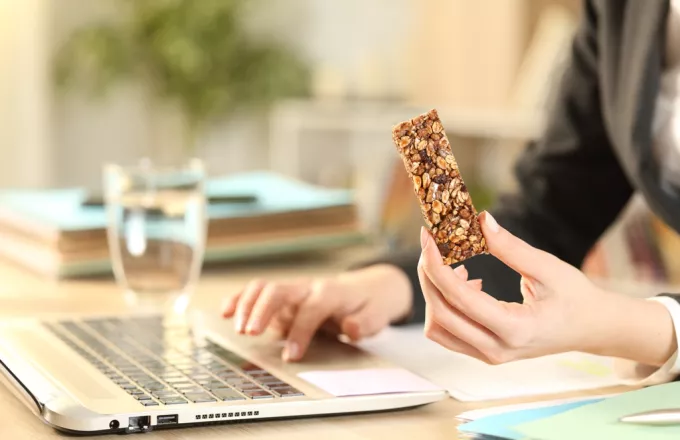 Τα healthy snacks για το γραφείο που θα σου λύσουν τα χέρια και θα σε γεμίσουν ενέργεια