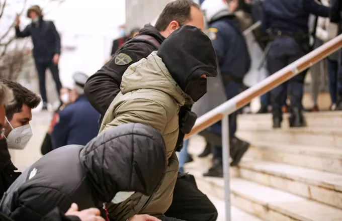 Θεσσαλονίκη: «Δολοφόνοι» φώναζε το πλήθος κατά τη μεταφορά των κατηγορούμενων για την δολοφονία του Άλκη