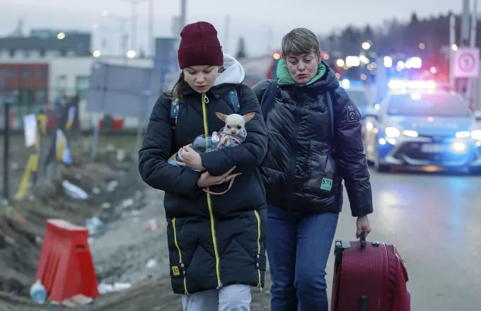 Πάνω από 830.000 οι πρόσφυγες από την Ουκρανία που φθάνουν στις γειτονικές χώρες
