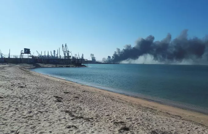 Νέο βίντεο από το χτύπημα των Ουκρανών κατά του ρωσικού πλοίου στο λιμάνι του Μπερντιάνσκ