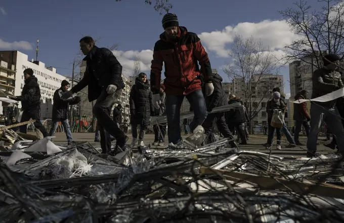 Ένας νεκρός από το ρωσικό χτύπημα σε πολυκατοικία στο Κίεβο - Κατέρρευσε τοίχος- Δείτε βίντεο