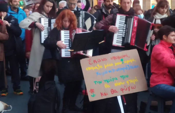 Πλήθος κόσμου στην συγκέντρωση για την Ημέρα της Γυναίκας στο κέντρο της Αθήνας - Δείτε φωτό - βίντεο