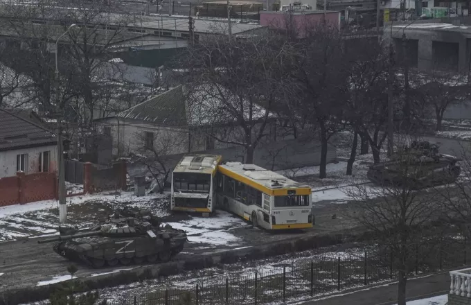 Απόλυτη καταστροφή στη Μαριούπολη – Ρωσικό τανκ στους δρόμους