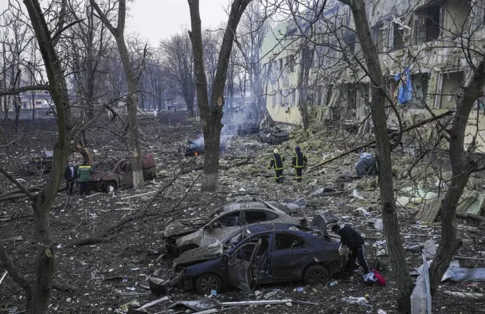 Πόλεμος στην Ουκρανία: Η Μαριούπολη δέχεται αεροπορική επίθεση - Έχουν πληγεί σπίτια