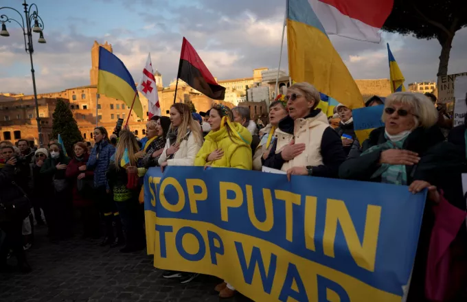 Διαδηλωτές κατά του πολέμου στην Ουκρανία κατέκλυσαν τους δρόμους της Ευρώπης-Δείτε εικόνες